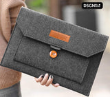 DSGN Laptop Sleeve met Knoopsluiting 13 inch - laptophoes vilt - Donkergrijs - Apple MacBook Air 13.3 inch en Pro 14 inch M1 M2 - DSGN BRAND