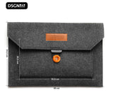 DSGN Laptop Sleeve met Knoopsluiting 13 inch - laptophoes vilt - Donkergrijs - Apple MacBook Air 13.3 inch en Pro 14 inch M1 M2 - DSGN BRAND